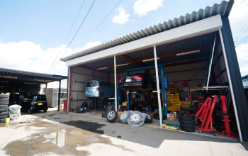 「自社認証工場」がある中古車店だから確実！